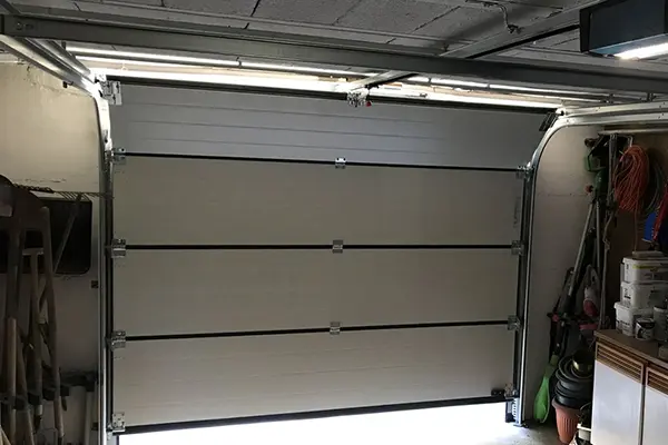 Installation de porte de garage sectionnelle verticale